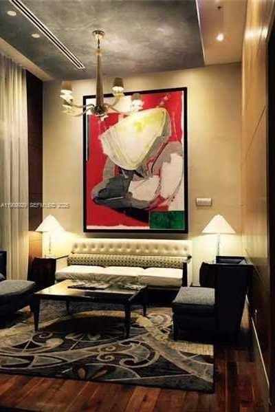 image Vizcayne South31