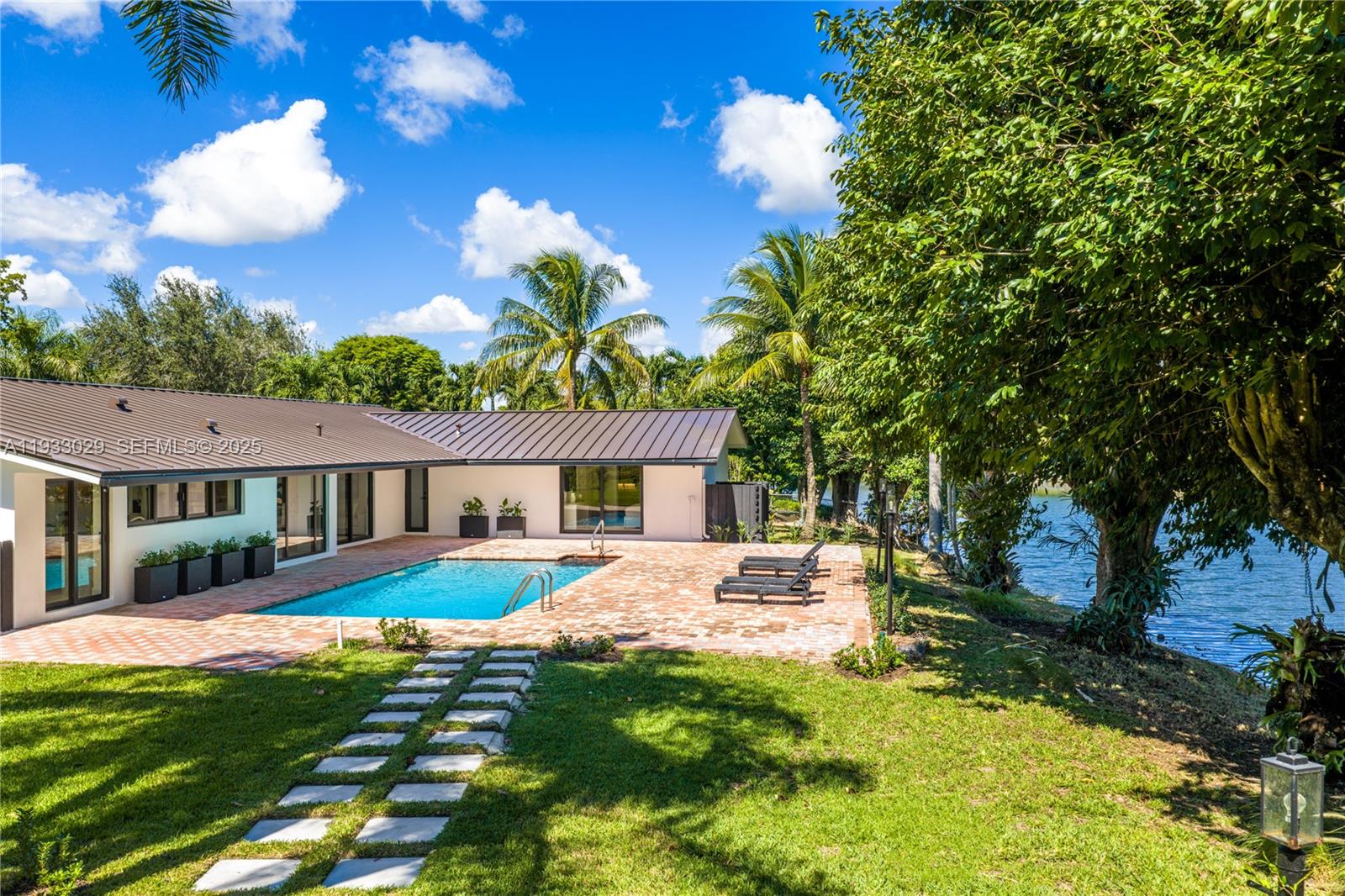 10945 SW 75th Ct Pinecrest, FL 33156