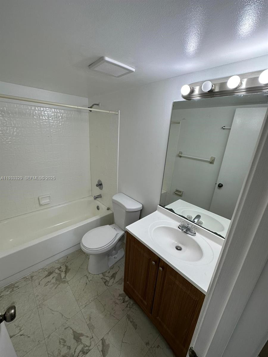 1016 Twin Lks Dr #20-G Coral Springs, FL 33071