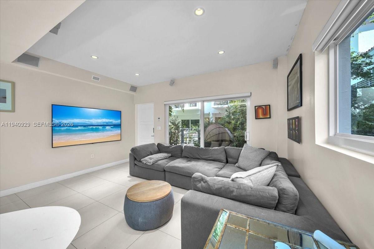 208 Jefferson Ave #113 Miami Beach, FL 33139