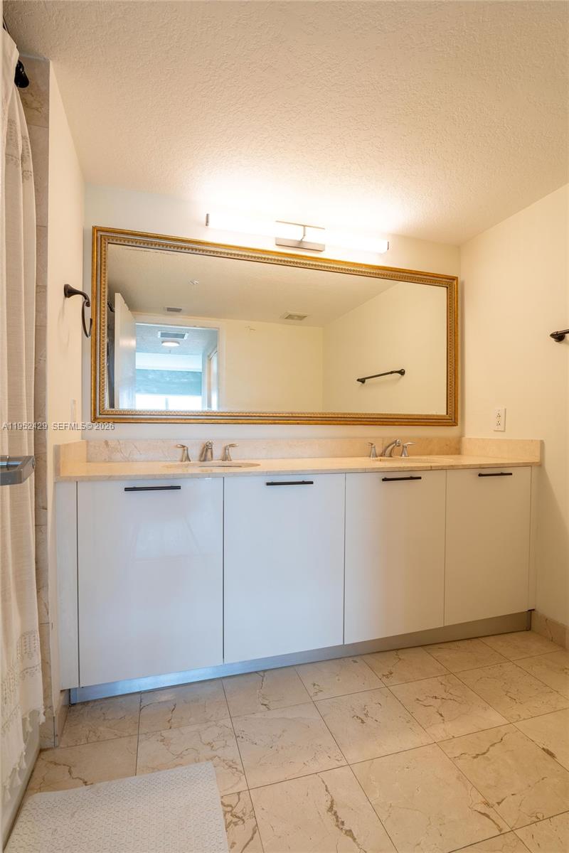 1800 N Bayshore Dr #1803 Miami, FL 33132