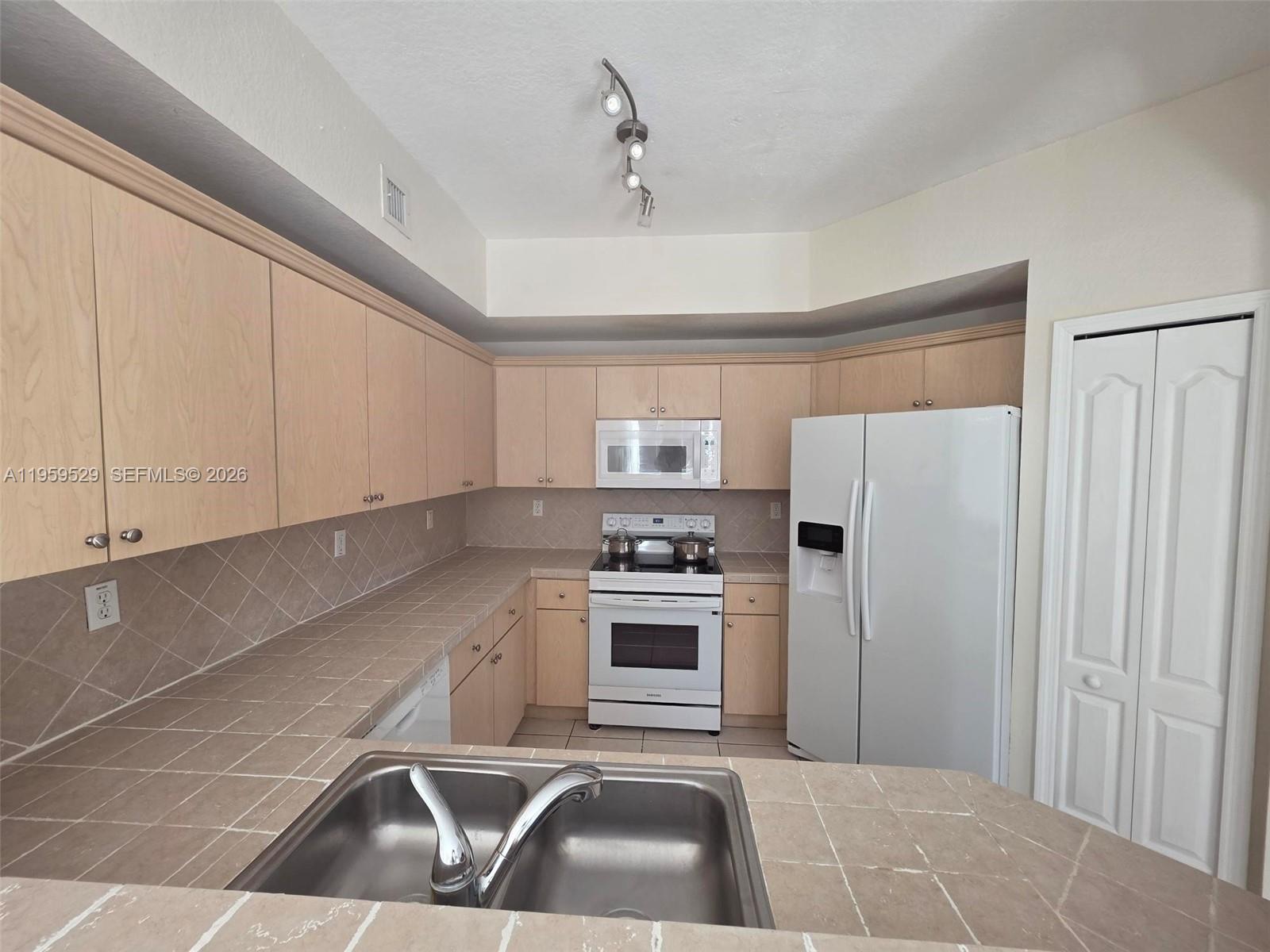 8826 W Flagler St #106 Miami, FL 33174