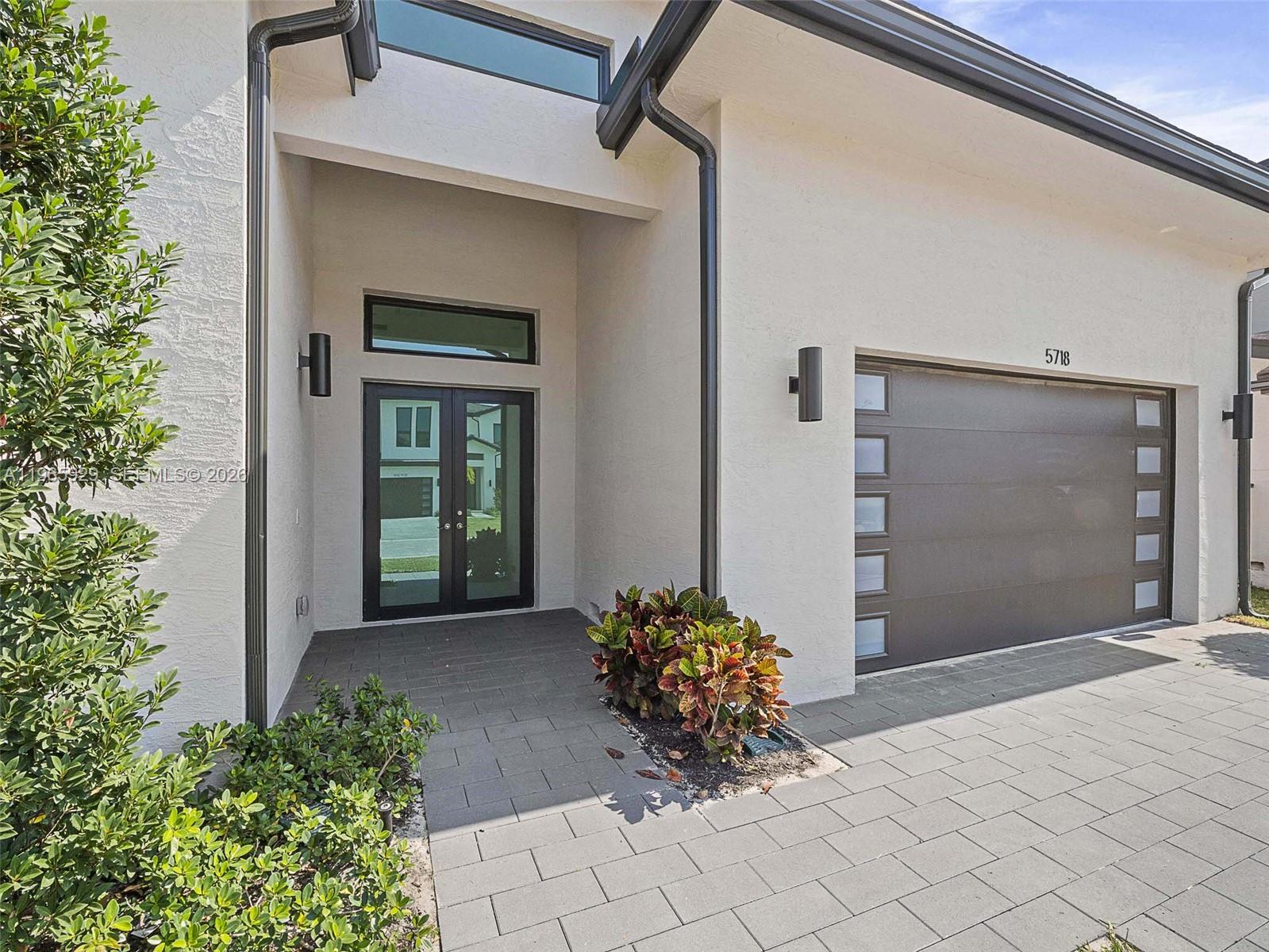 5718 W Ashwood Cir W Hollywood, FL 33312