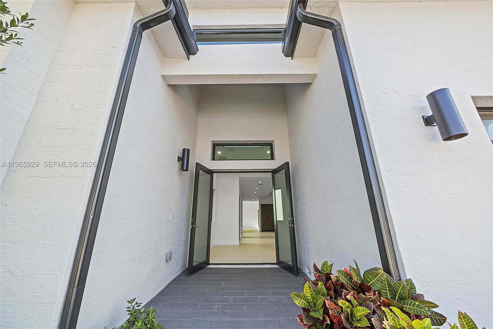 5718 W Ashwood Cir W Hollywood, FL 33312