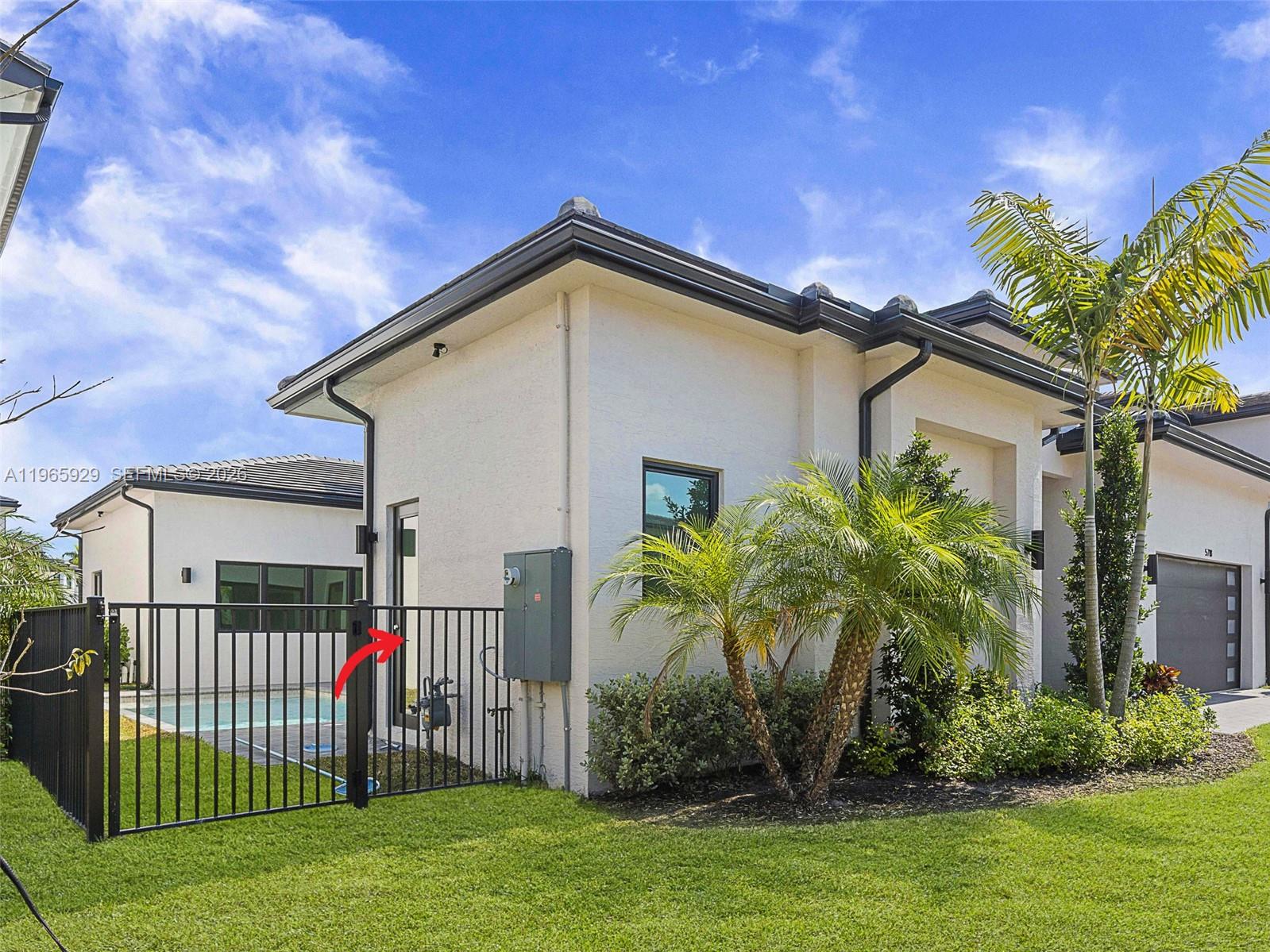 5718 W Ashwood Cir W Hollywood, FL 33312