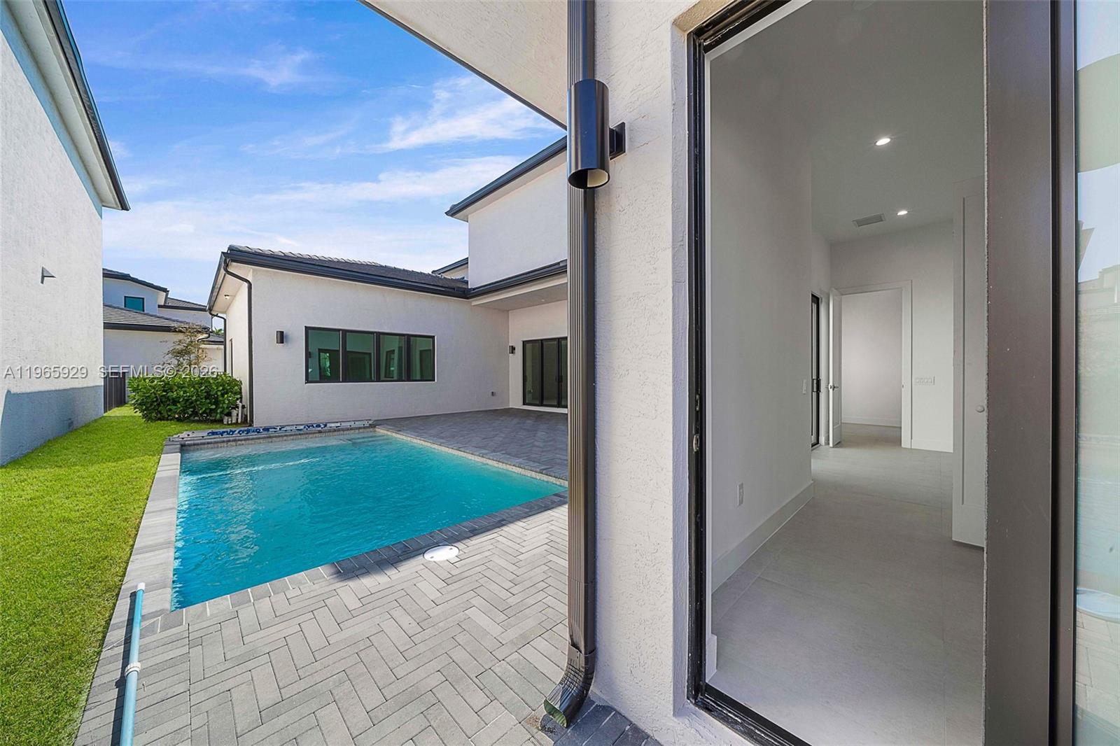 5718 W Ashwood Cir W Hollywood, FL 33312