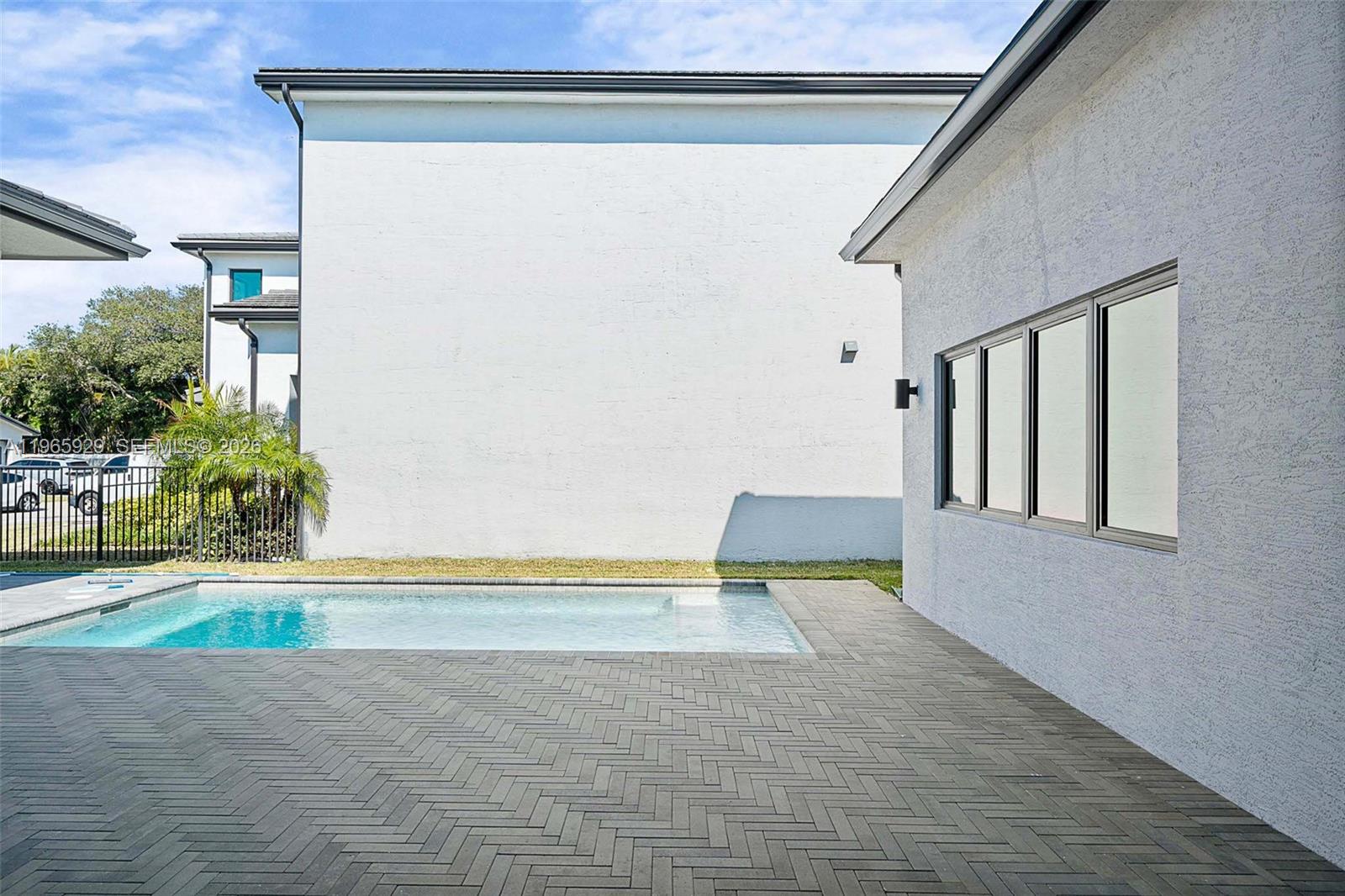 5718 W Ashwood Cir W Hollywood, FL 33312