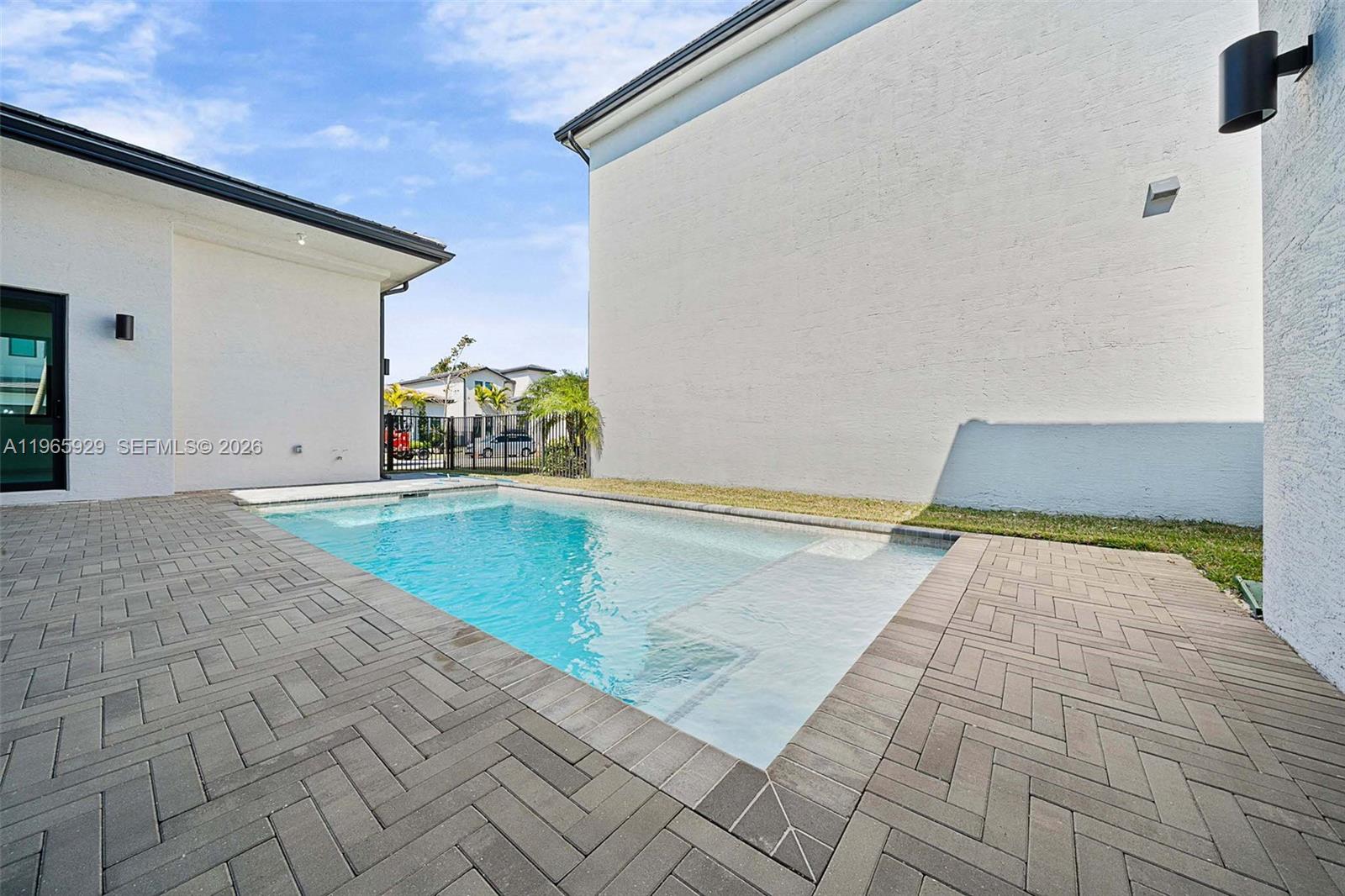 5718 W Ashwood Cir W Hollywood, FL 33312