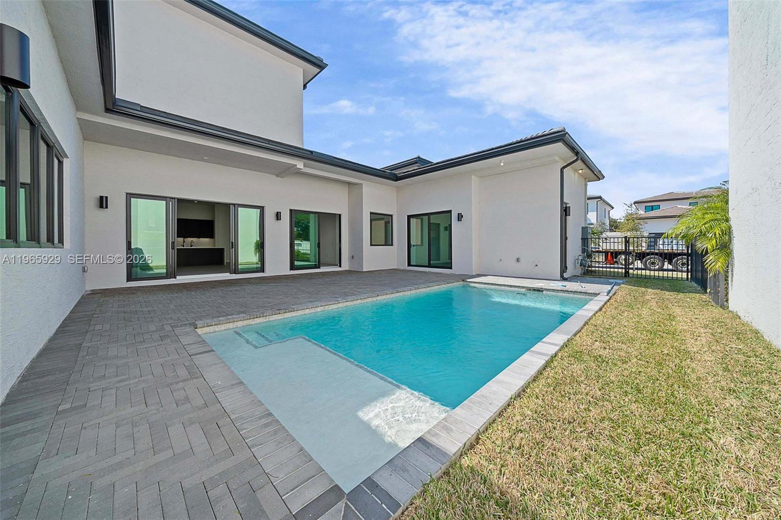 5718 W Ashwood Cir W Hollywood, FL 33312