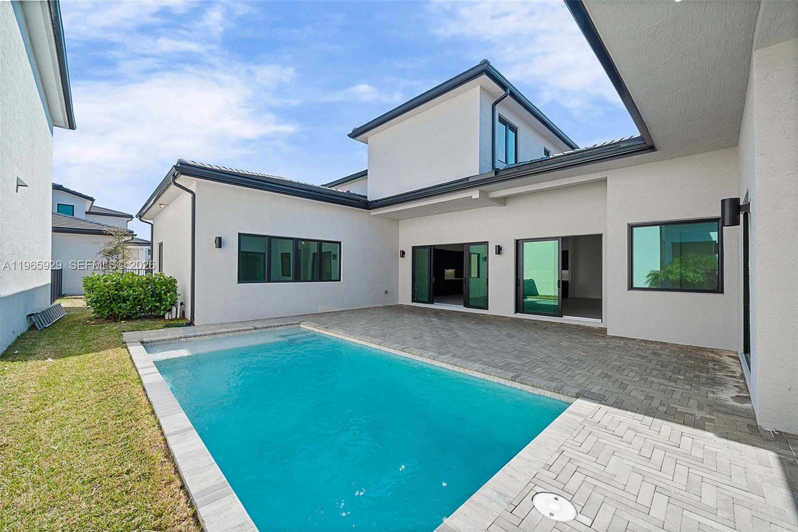 5718 W Ashwood Cir W Hollywood, FL 33312