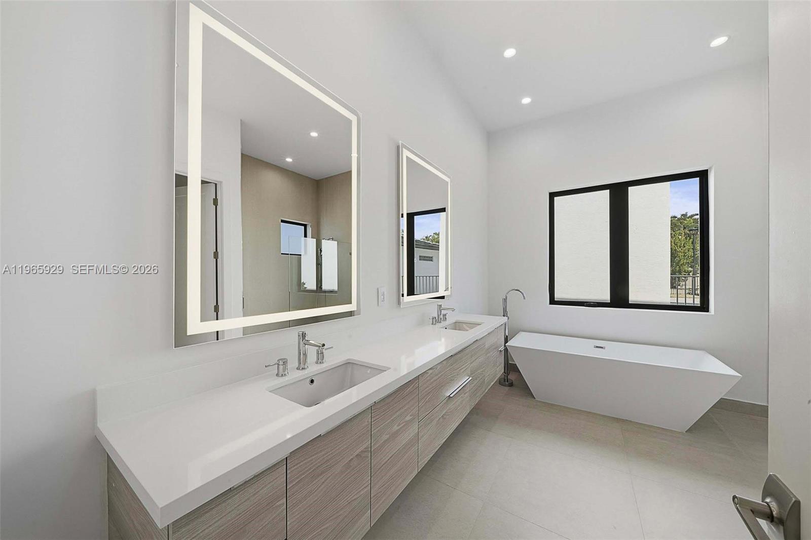 5718 W Ashwood Cir W Hollywood, FL 33312