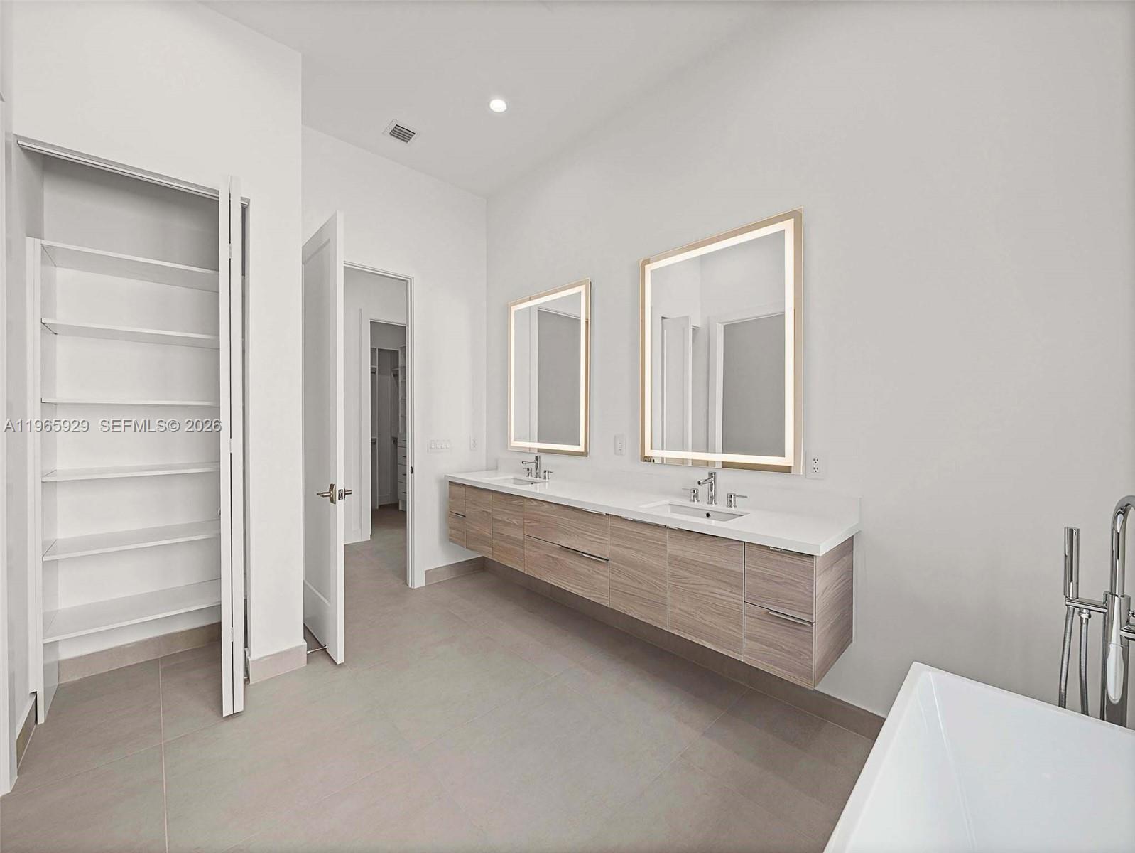 5718 W Ashwood Cir W Hollywood, FL 33312