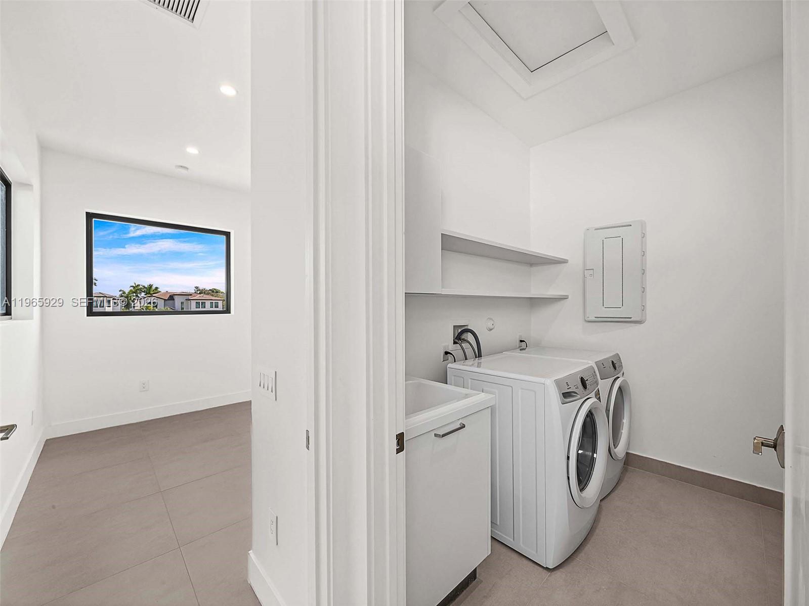 5718 W Ashwood Cir W Hollywood, FL 33312