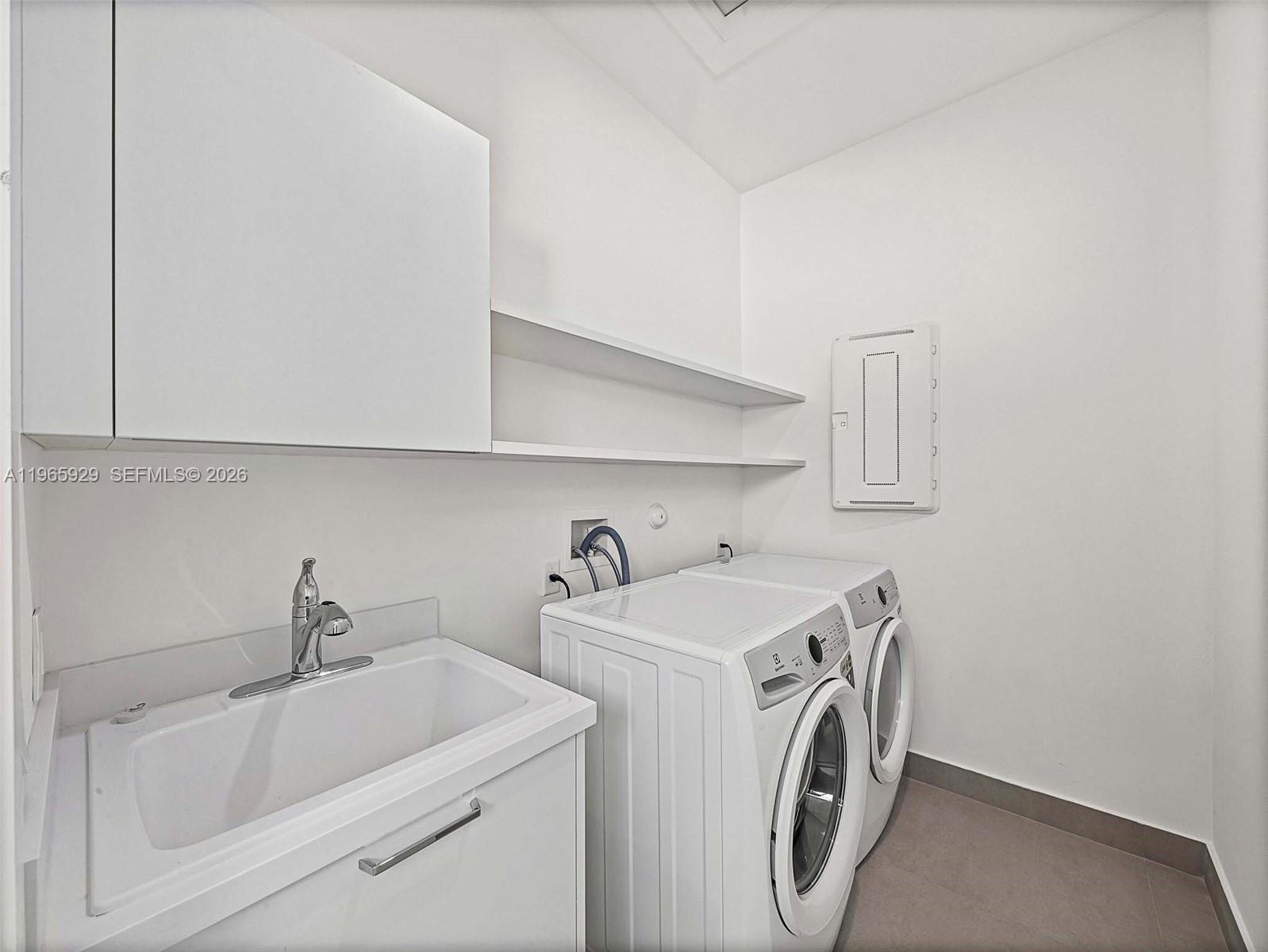 5718 W Ashwood Cir W Hollywood, FL 33312