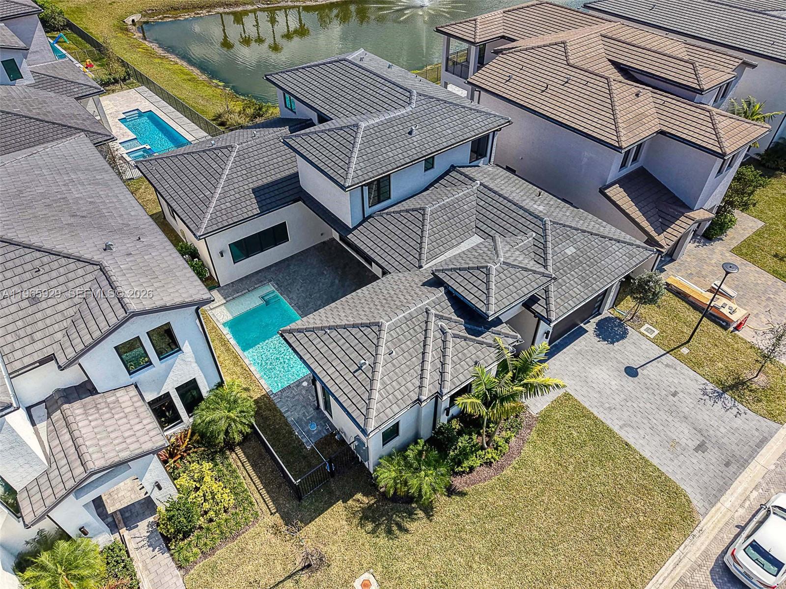 5718 W Ashwood Cir W Hollywood, FL 33312