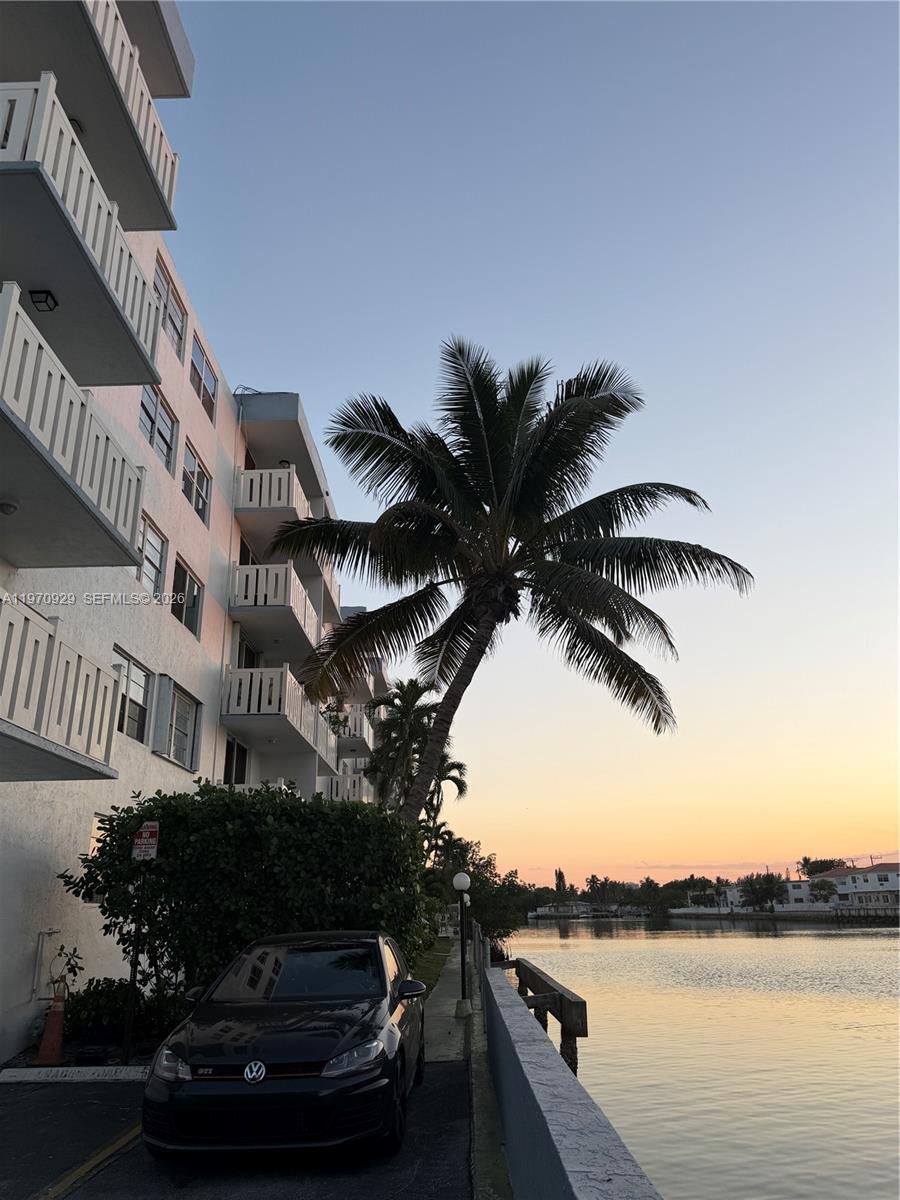 7900 Tatum Waterway Dr #506 Miami Beach, FL 33141