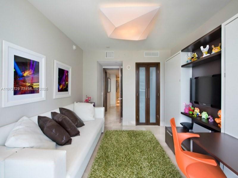 5875 Collins Ave #1008 Miami Beach, FL 33140