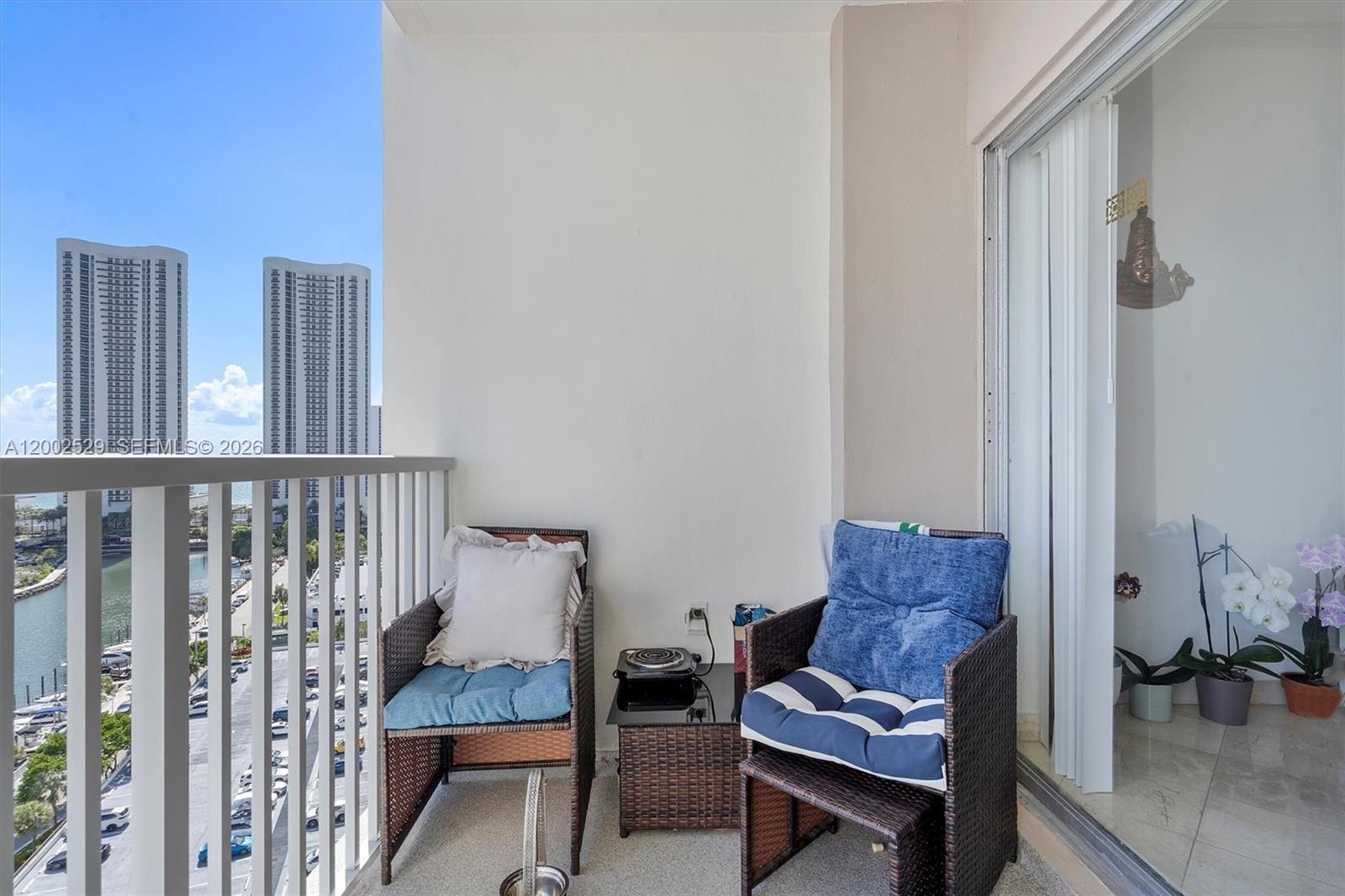 image Arlen House Condo4