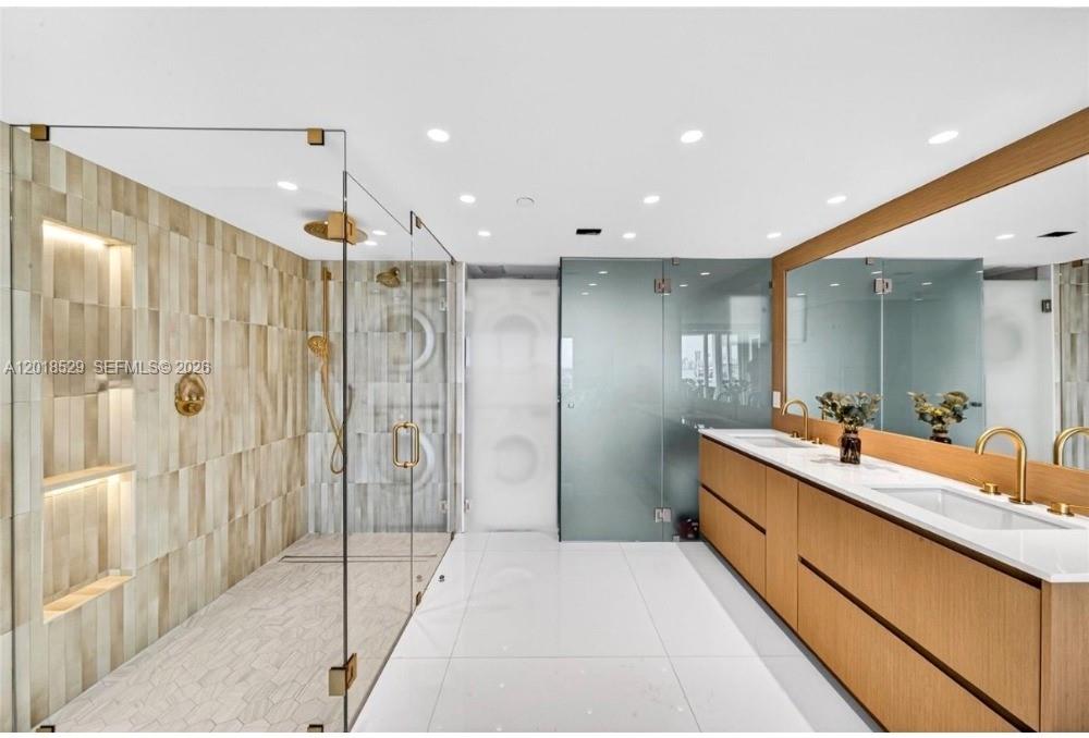 400 S Pointe Dr #1501 Miami Beach, FL 33139