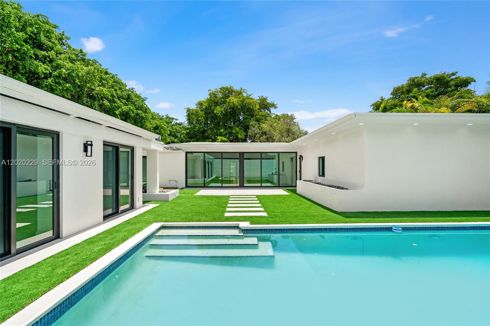 112 E 1st Ct Miami Beach, FL 33139