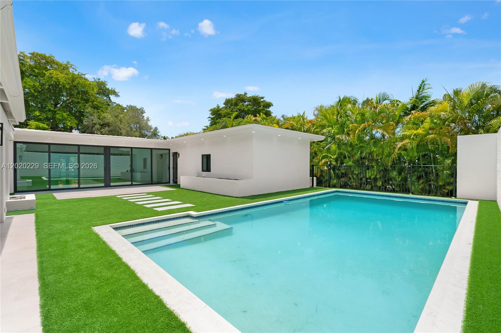 112 E 1st Ct Miami Beach, FL 33139