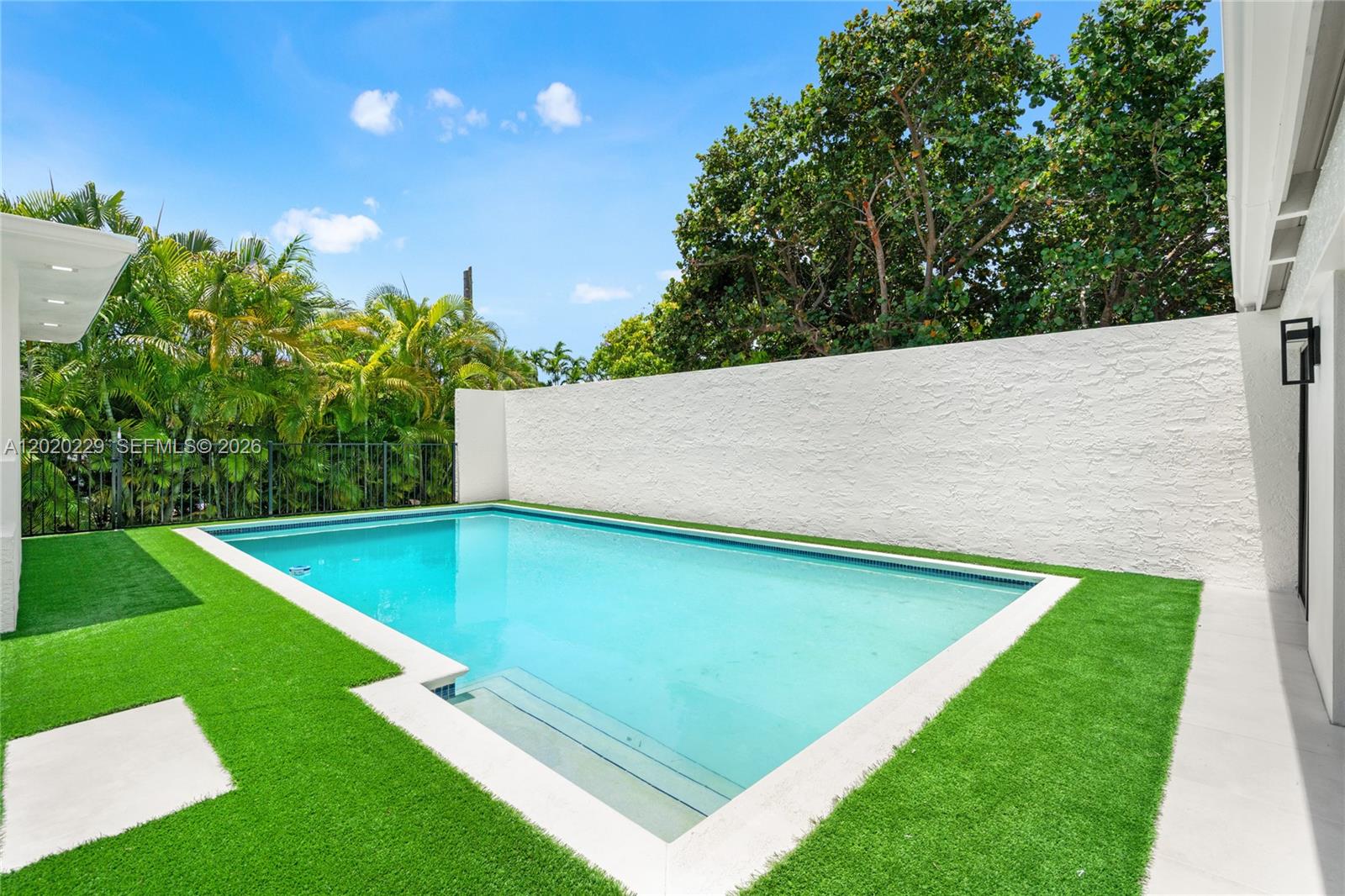 112 E 1st Ct Miami Beach, FL 33139