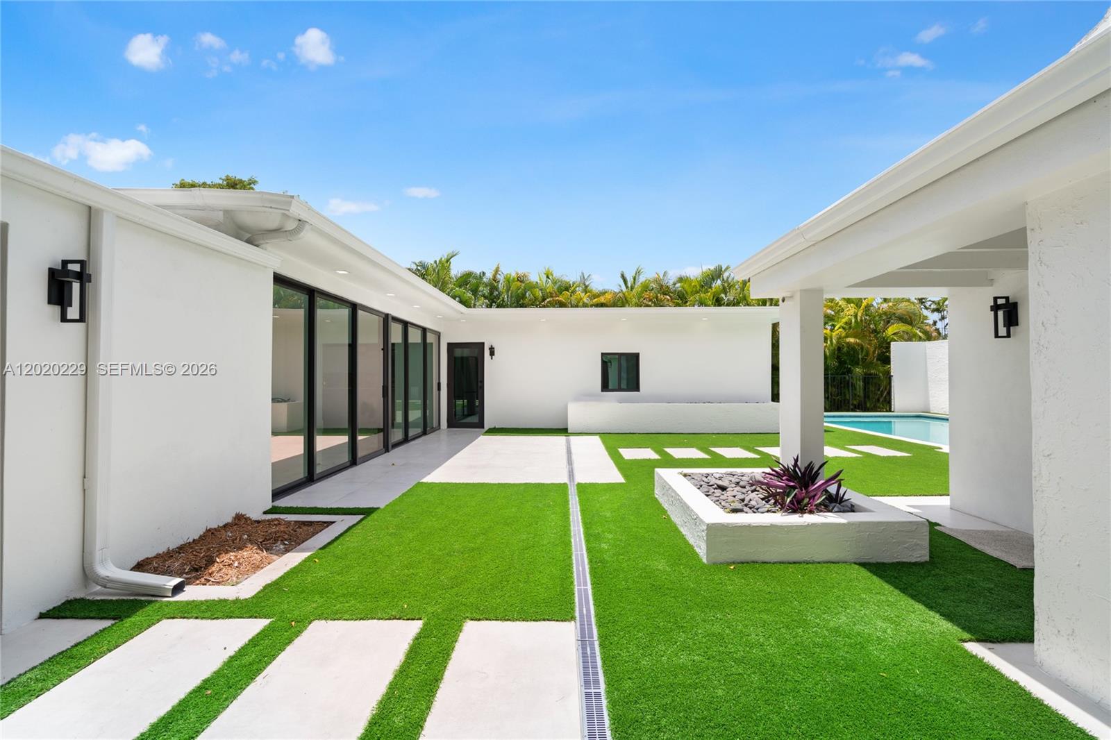 112 E 1st Ct Miami Beach, FL 33139