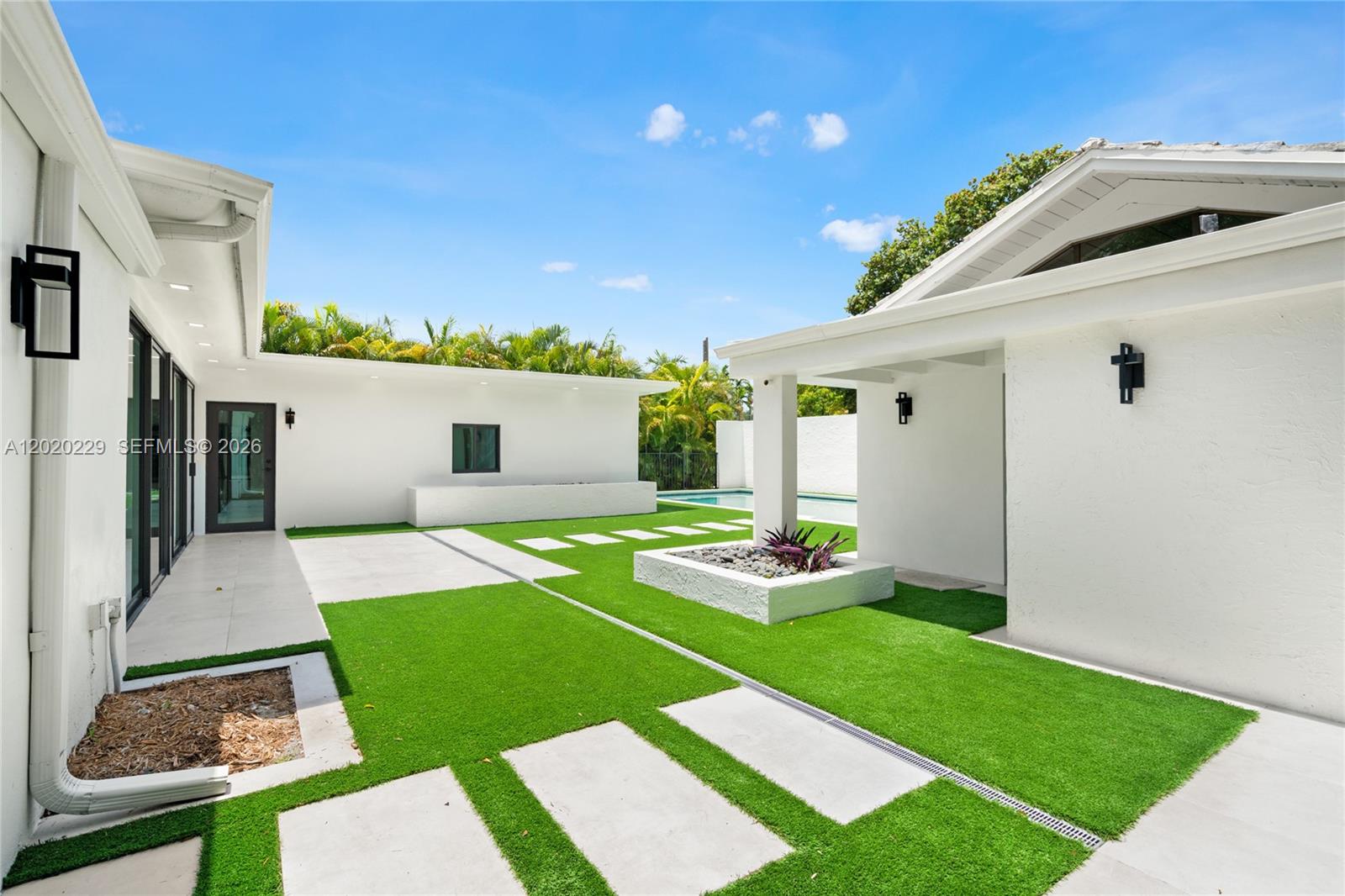 112 E 1st Ct Miami Beach, FL 33139
