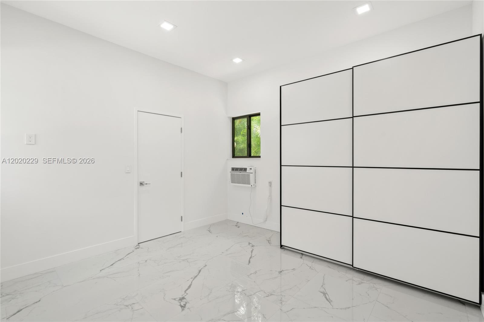 112 E 1st Ct Miami Beach, FL 33139
