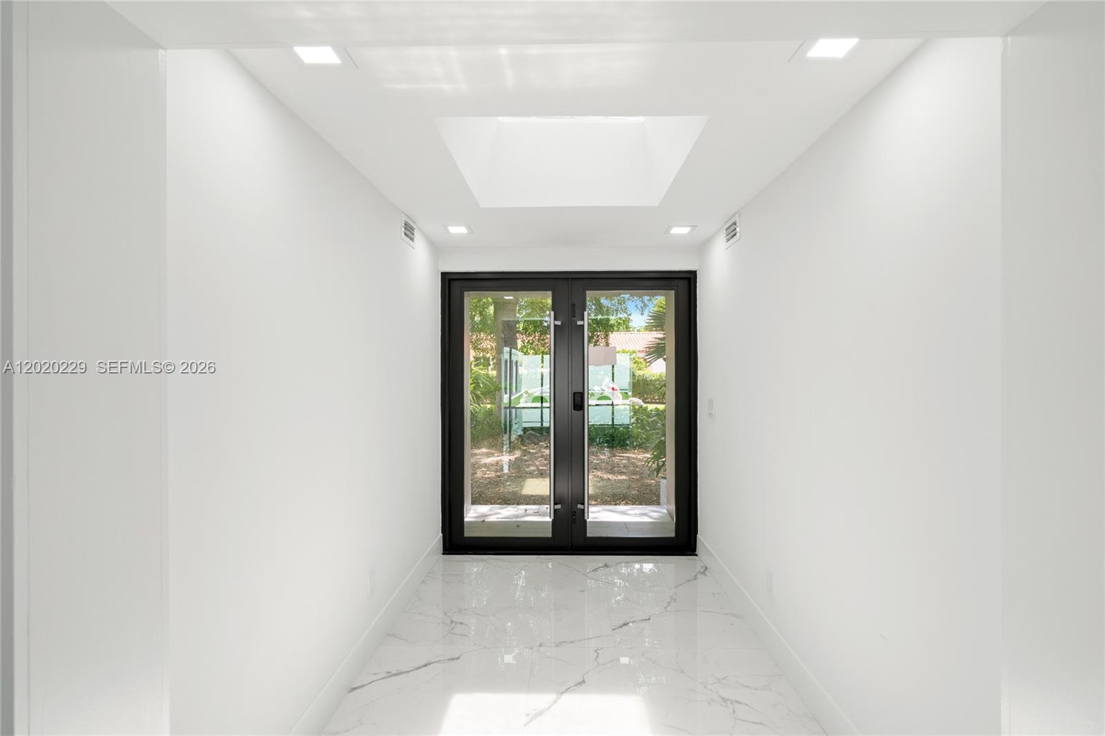 112 E 1st Ct Miami Beach, FL 33139