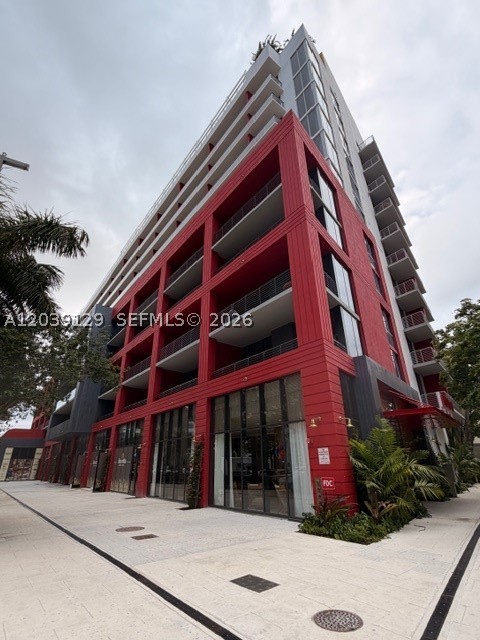 90 NE 32nd St #823