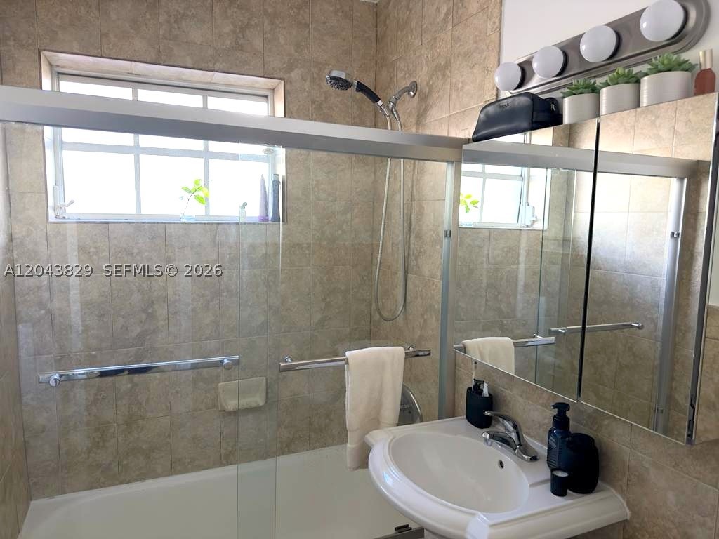 836 10th St #5 Miami Beach, FL 33139