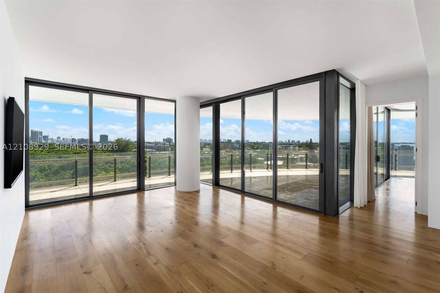 8701 Collins Ave #606