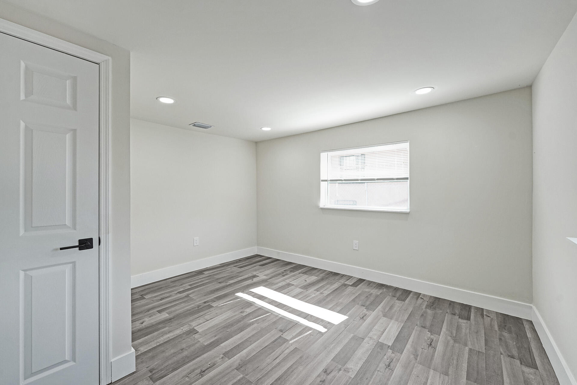 8229 NW 1st Miami, FL 33150