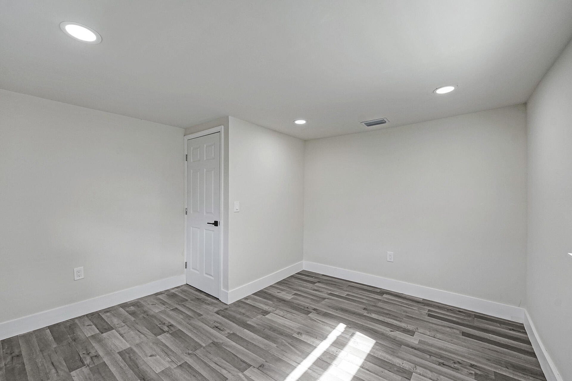 8229 NW 1st Miami, FL 33150