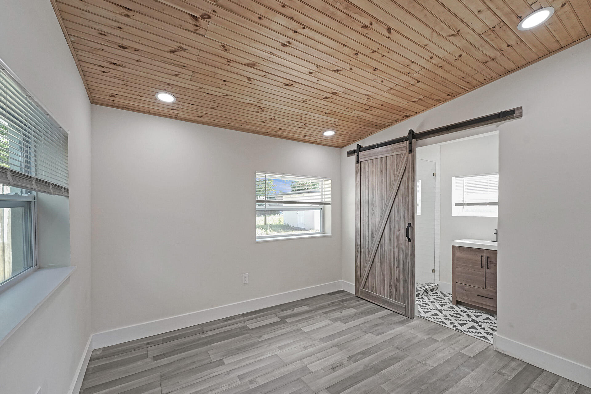 8229 NW 1st Miami, FL 33150