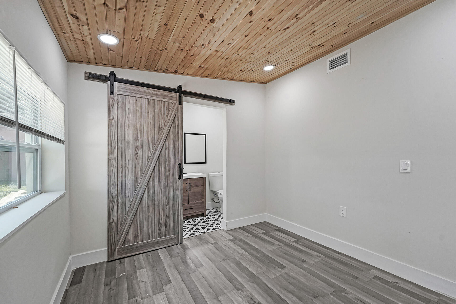 8229 NW 1st Miami, FL 33150