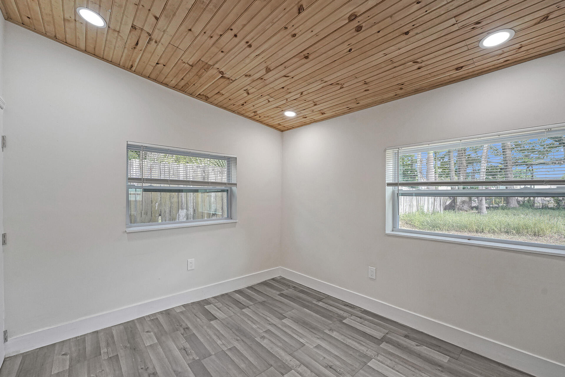 8229 NW 1st Miami, FL 33150