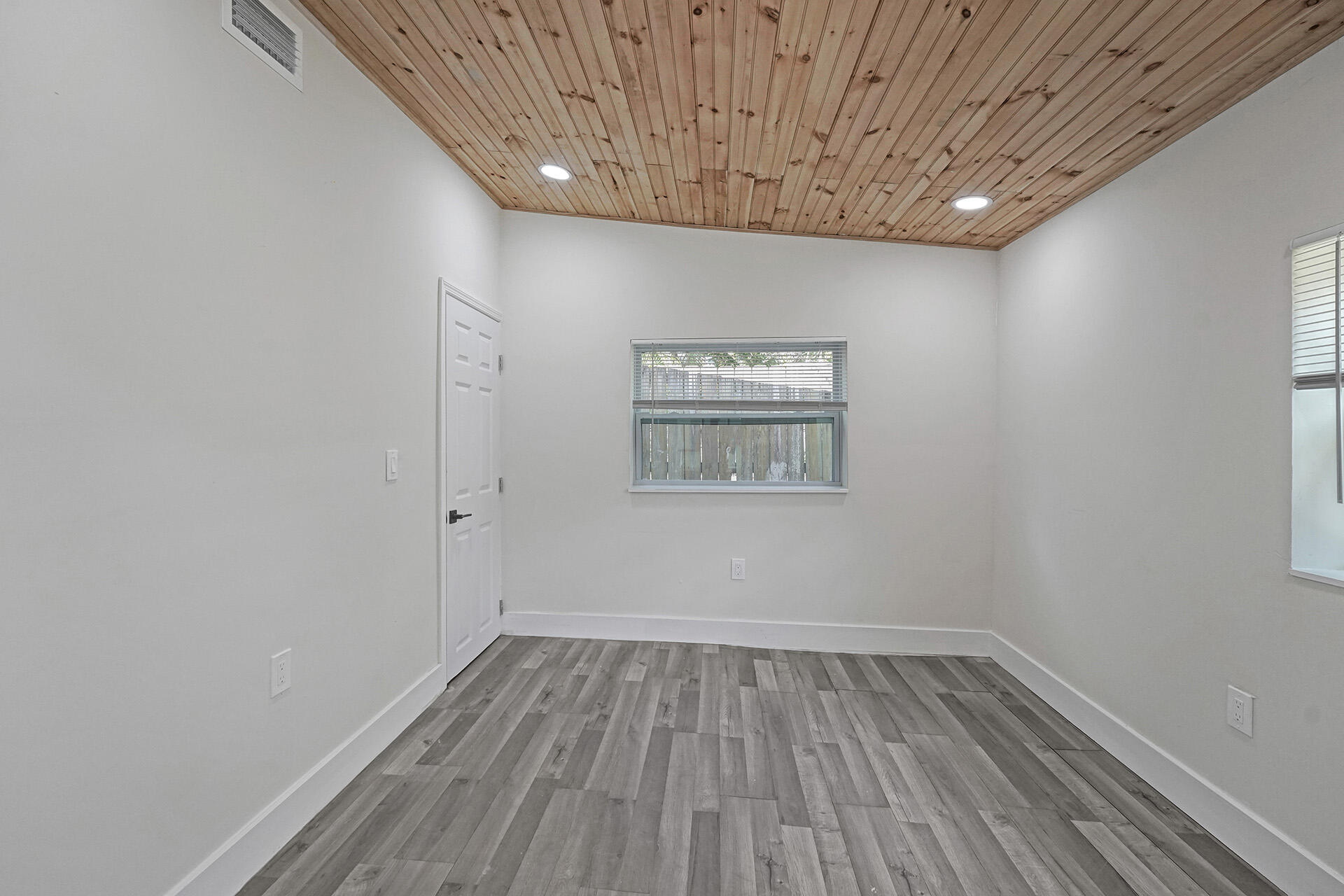 8229 NW 1st Miami, FL 33150