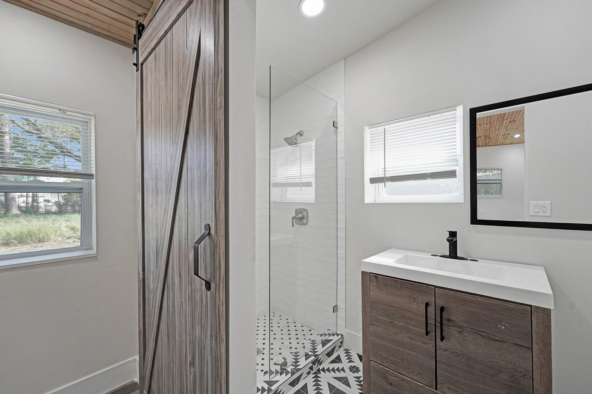 8229 NW 1st Miami, FL 33150