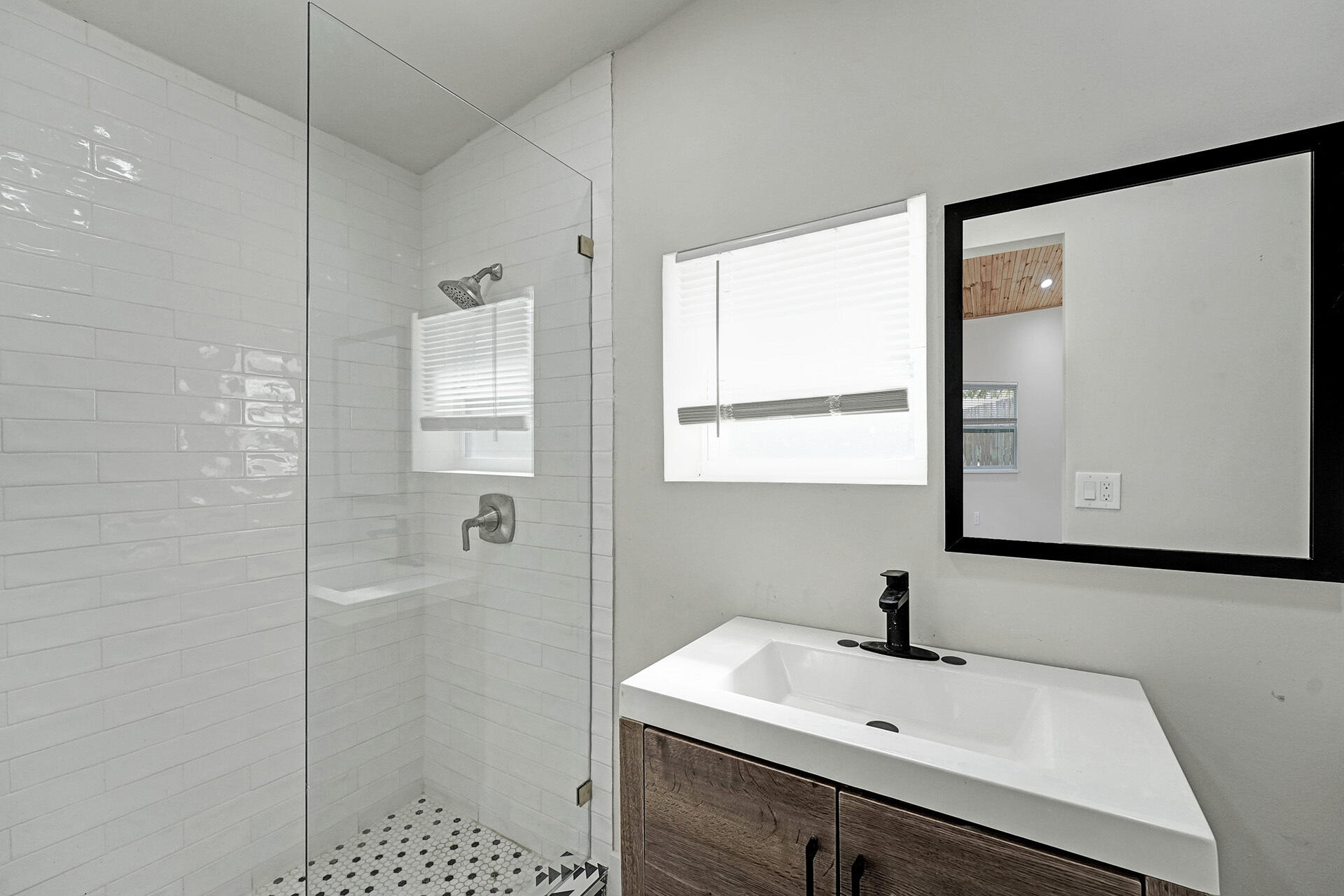 8229 NW 1st Miami, FL 33150