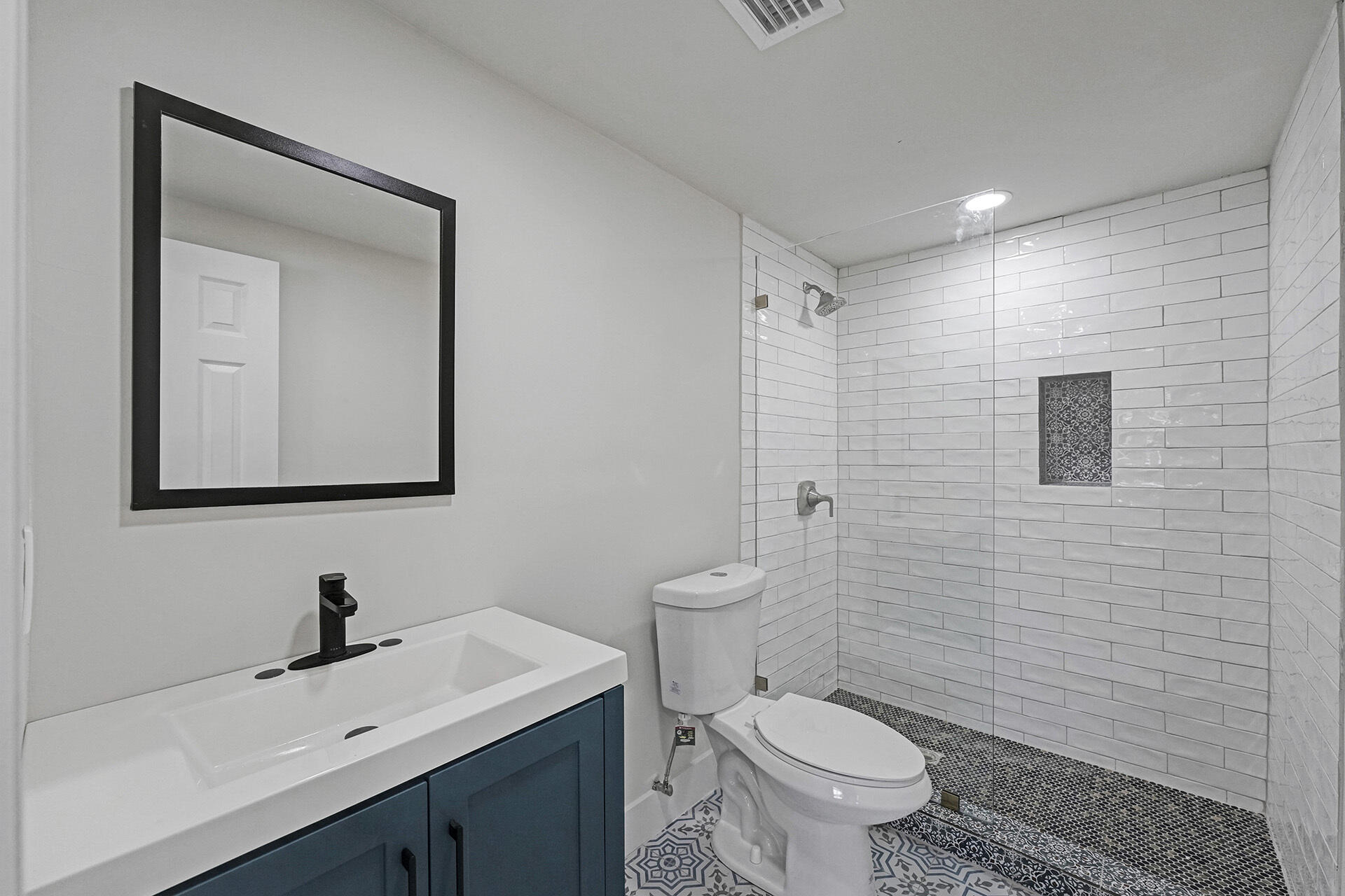 8229 NW 1st Miami, FL 33150