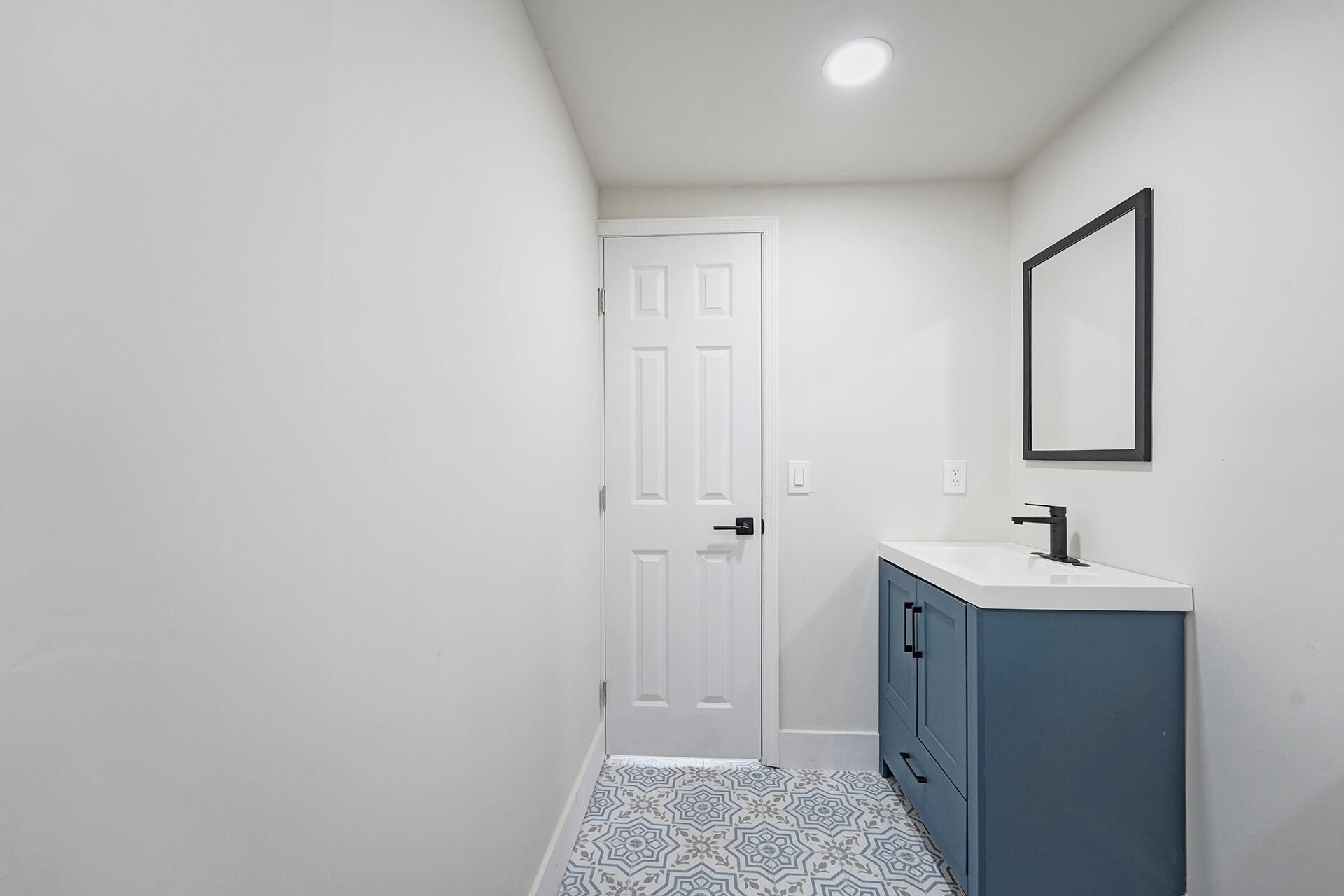 8229 NW 1st Miami, FL 33150