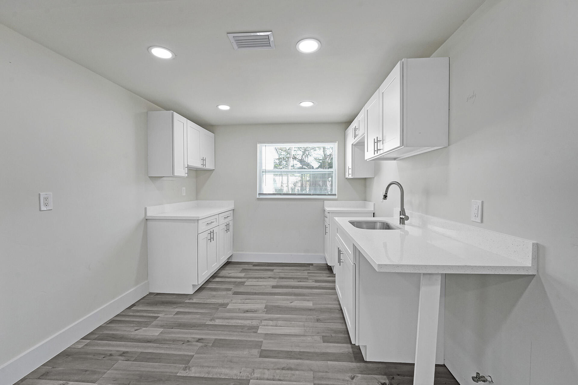 8229 NW 1st Miami, FL 33150