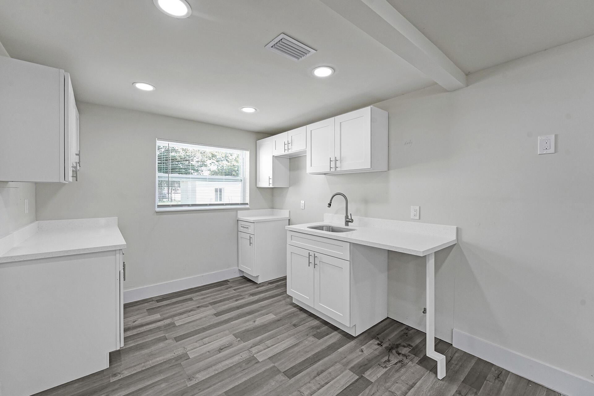 8229 NW 1st Miami, FL 33150