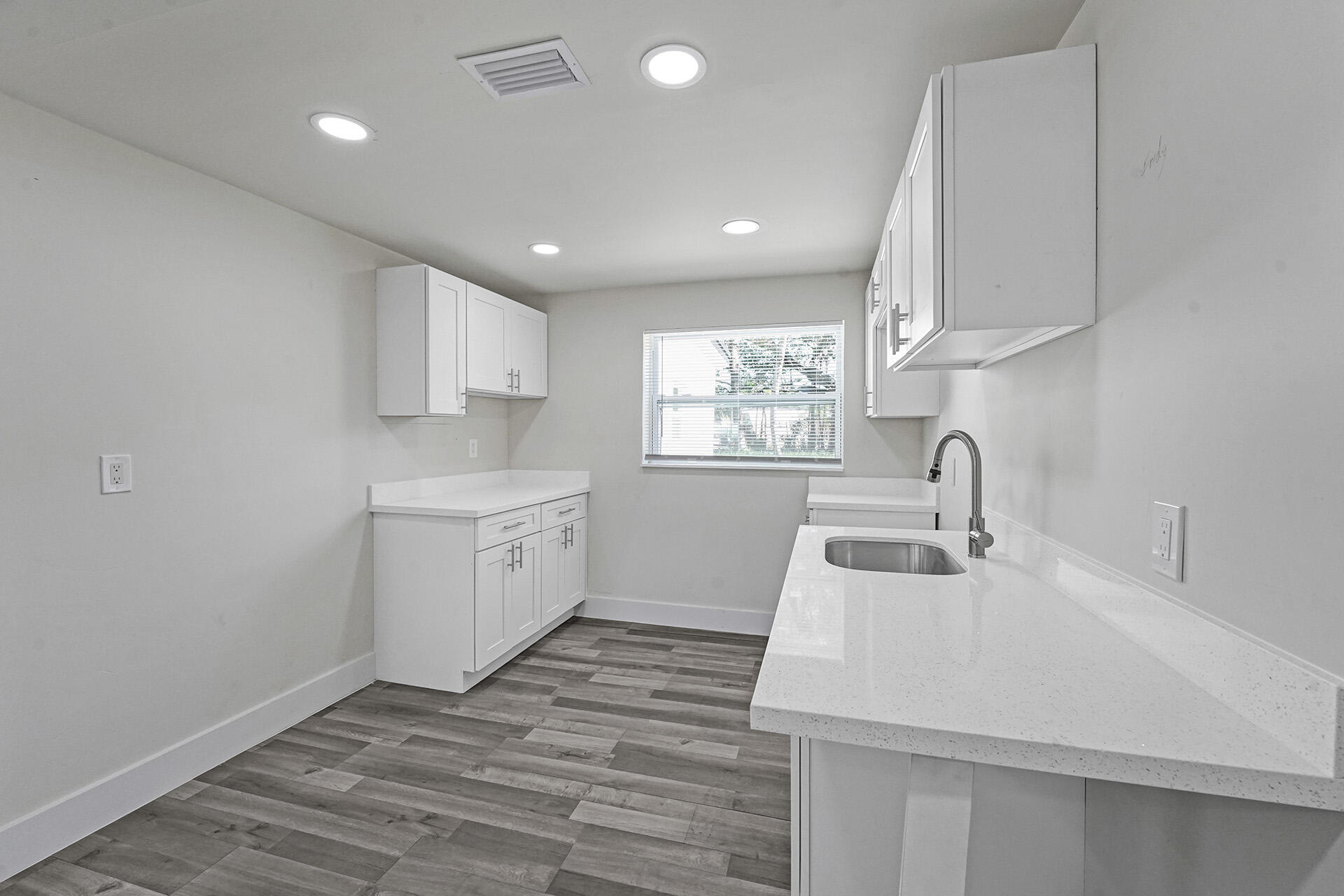 8229 NW 1st Miami, FL 33150