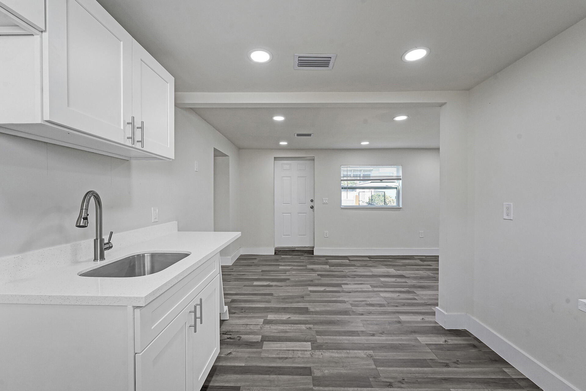 8229 NW 1st Miami, FL 33150