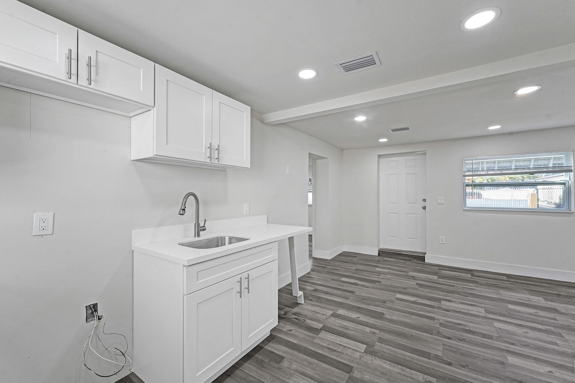 8229 NW 1st Miami, FL 33150