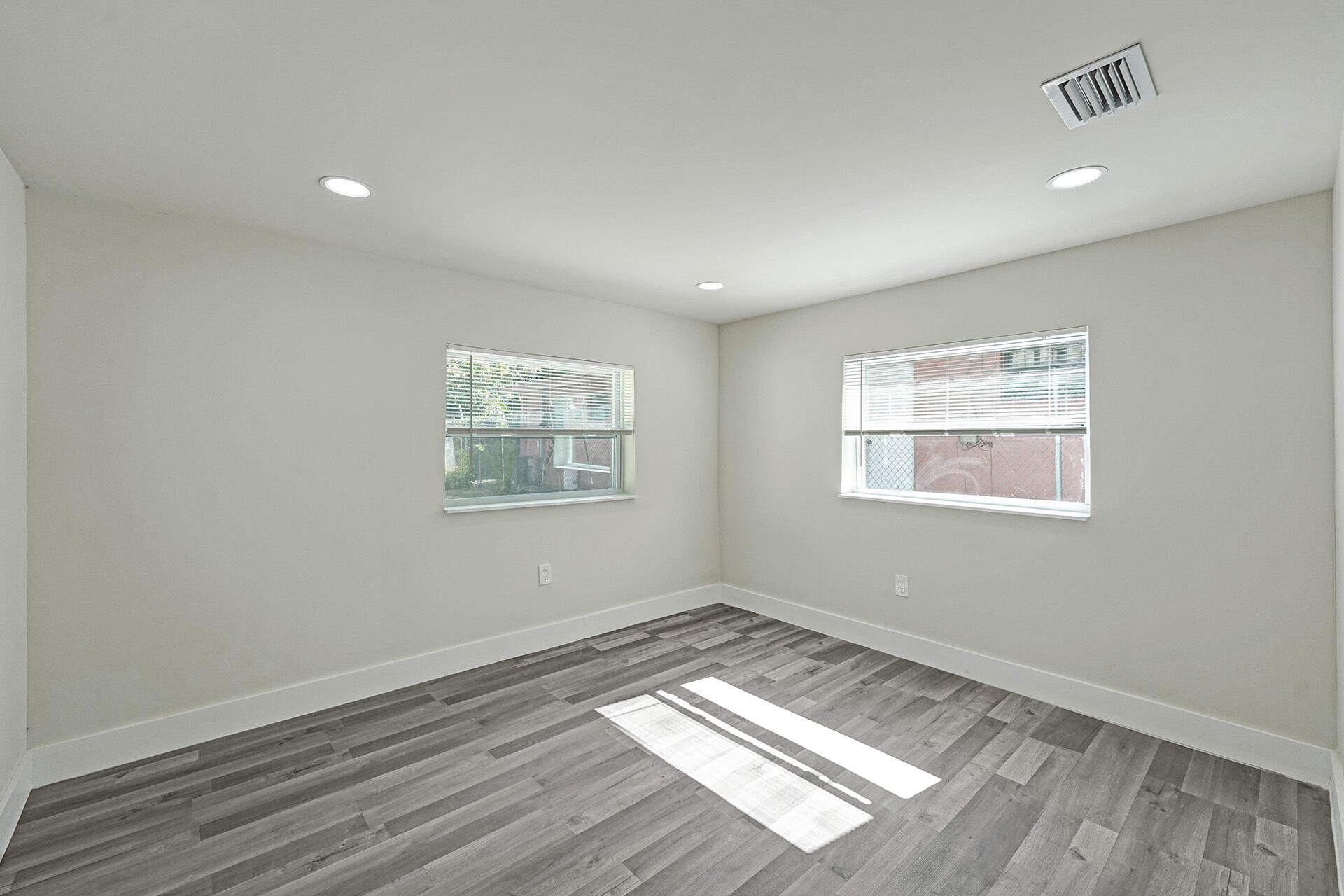 8229 NW 1st Miami, FL 33150