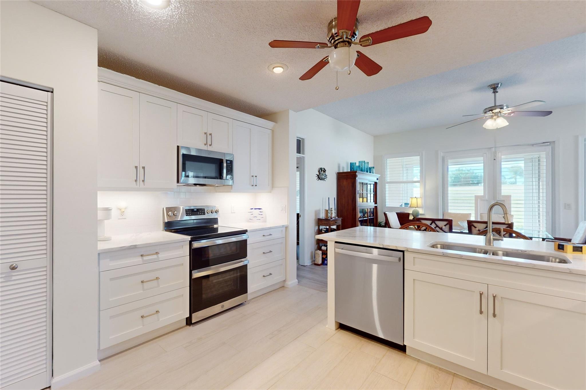 4853 N Newport Is Dr #12B